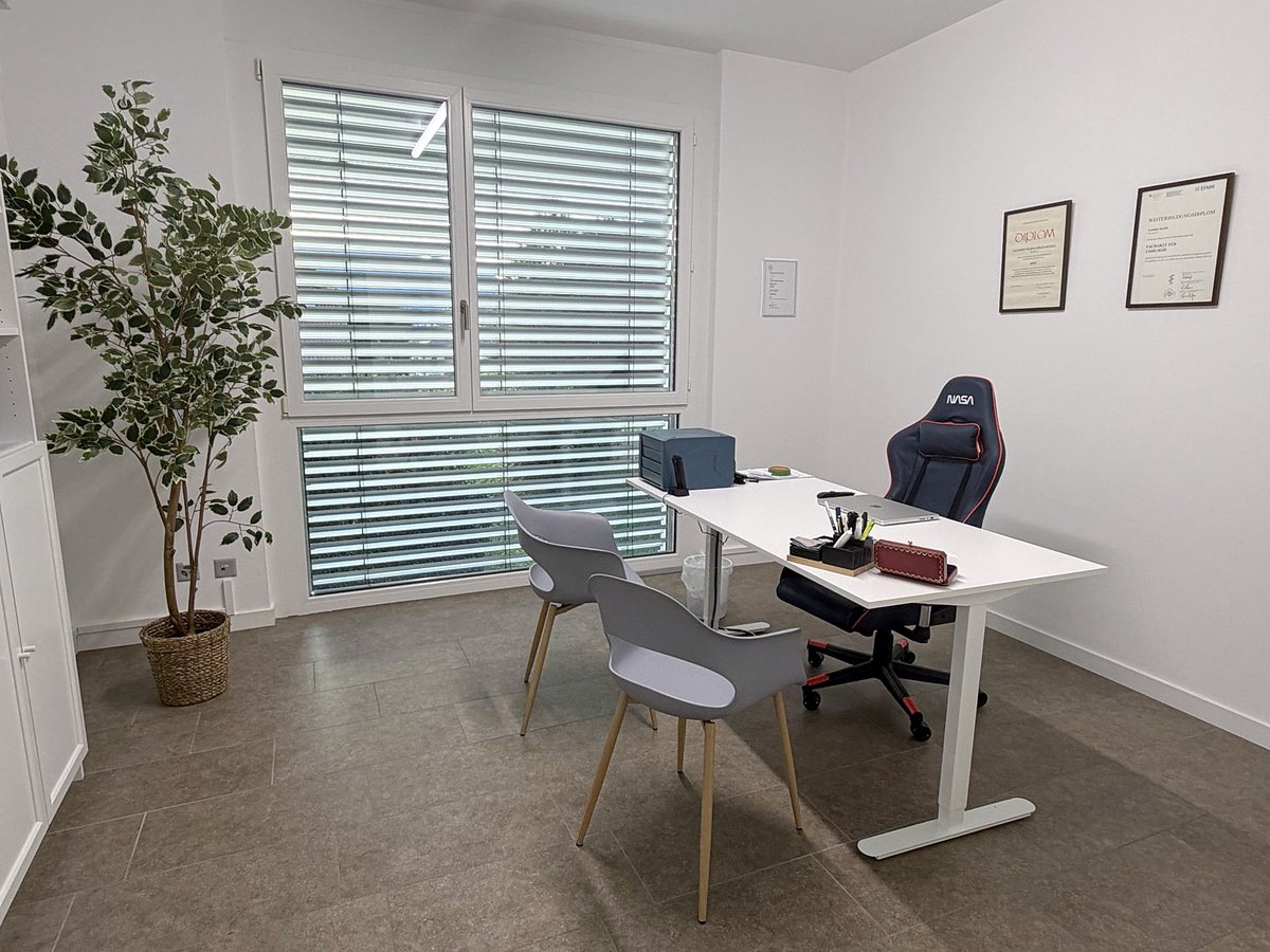La sala consultazione con la scrivania e le due sedie davanti alla finestra